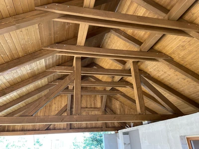 pohled na přiznaný krov